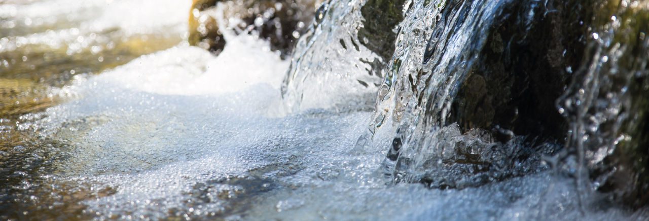 Acqua trasparente che scorre