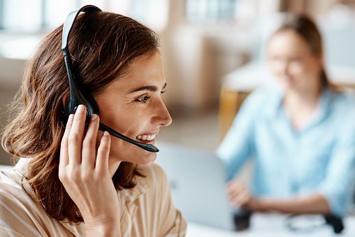 Operatrice call center parla e sorride alla telefonata