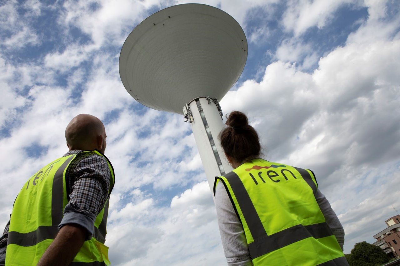 Due dipendenti Iren osservano la centrale Reggio Est 