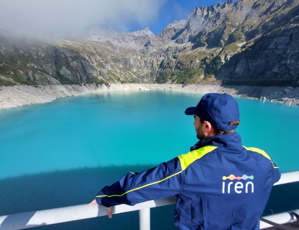 Dipendente Iren di spalle che guarda una diga