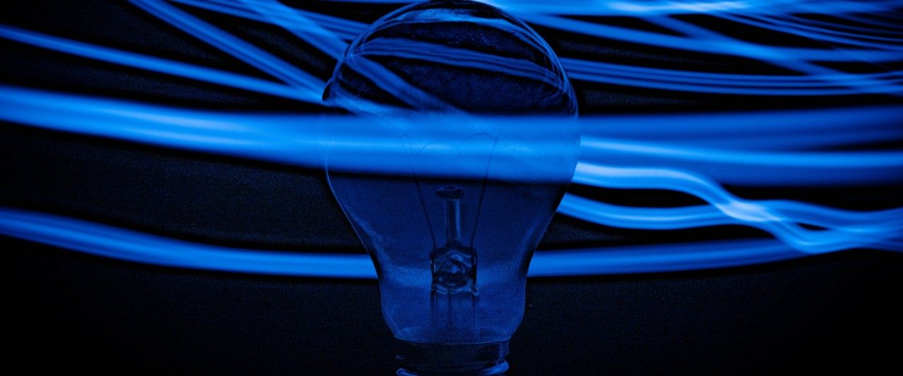 Lampadina con dietro dei giochi di luce blu