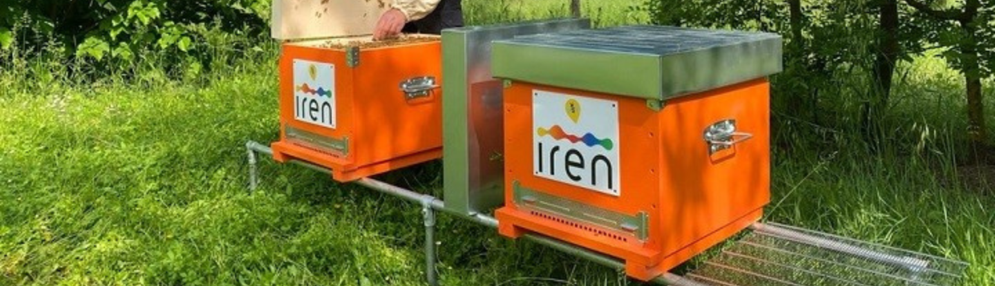 coppia di alveari con logo Iren all'esterno di un impianto