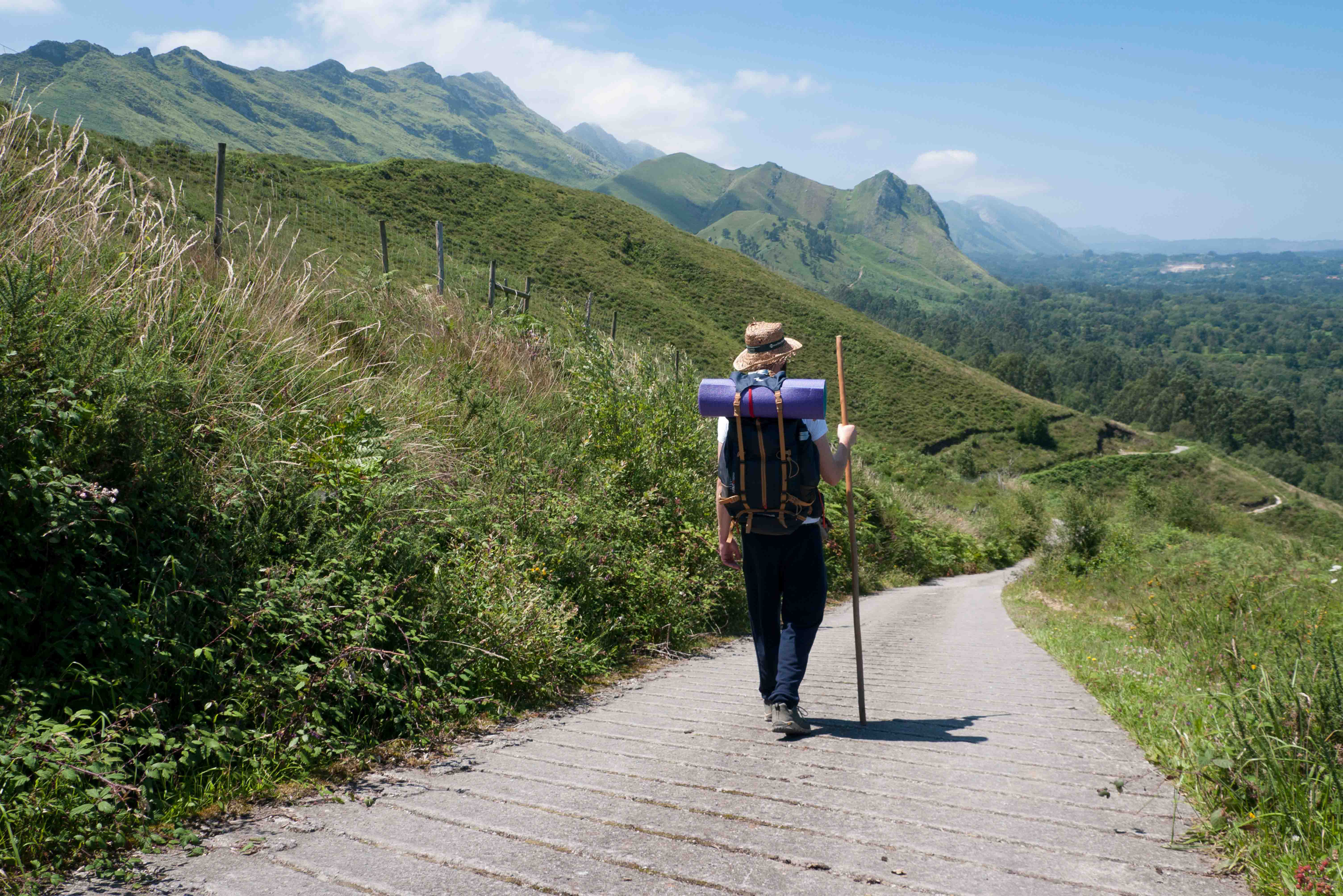 uomo di spalle sulla via francigena