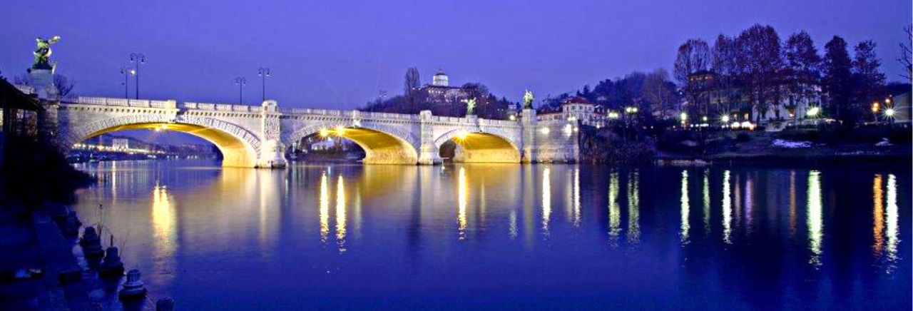 Vista dal basso di un ponte illuminato di notte